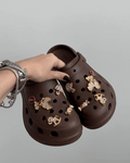 Chinelo Babuche Marrom com Charms Dourados Removíveis