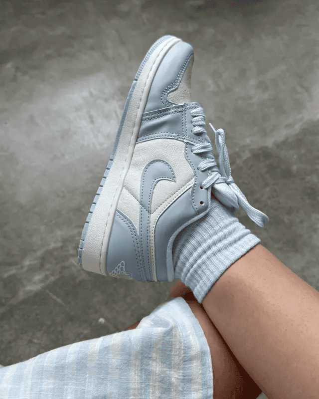 Tênis Jordan Low Azul Baby com Duas Opções de Cadarço